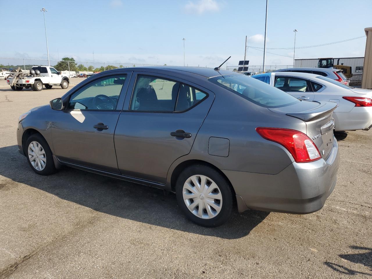 2016 Nissan Versa S - Фото 2