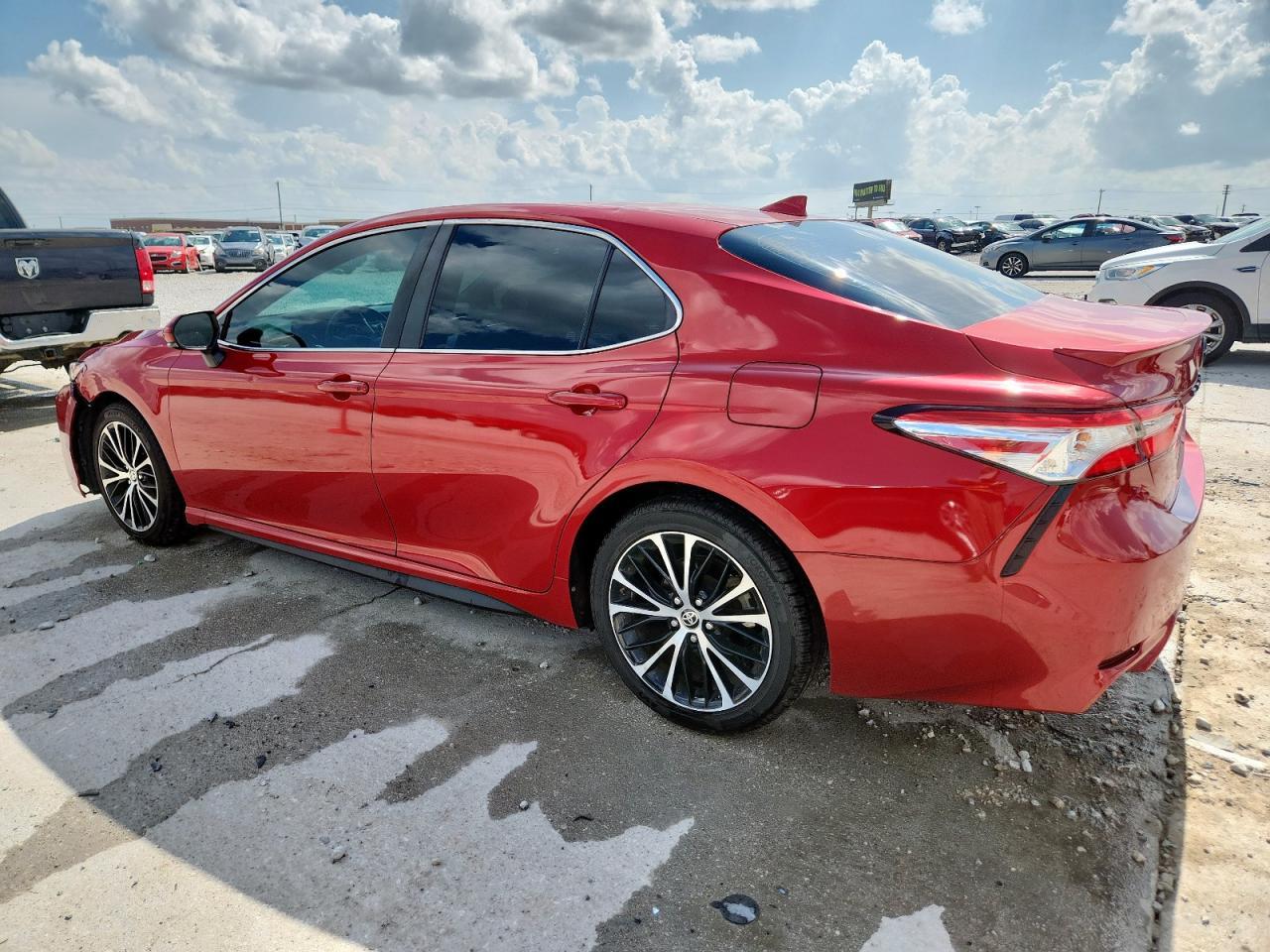 2020 Toyota Camry Se - Фото 2
