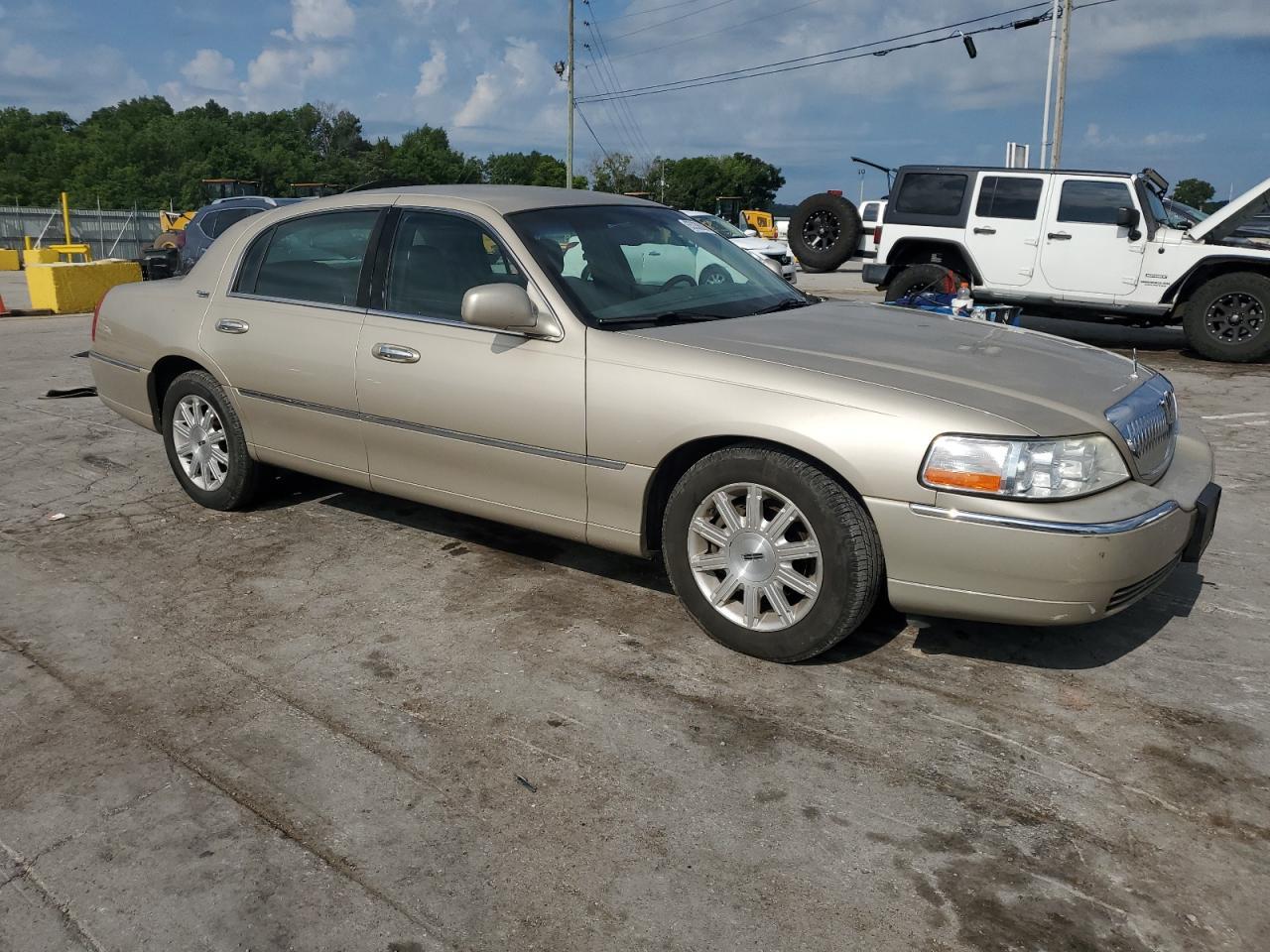 2009 Lincoln Town Car Signature Limited - Image 4