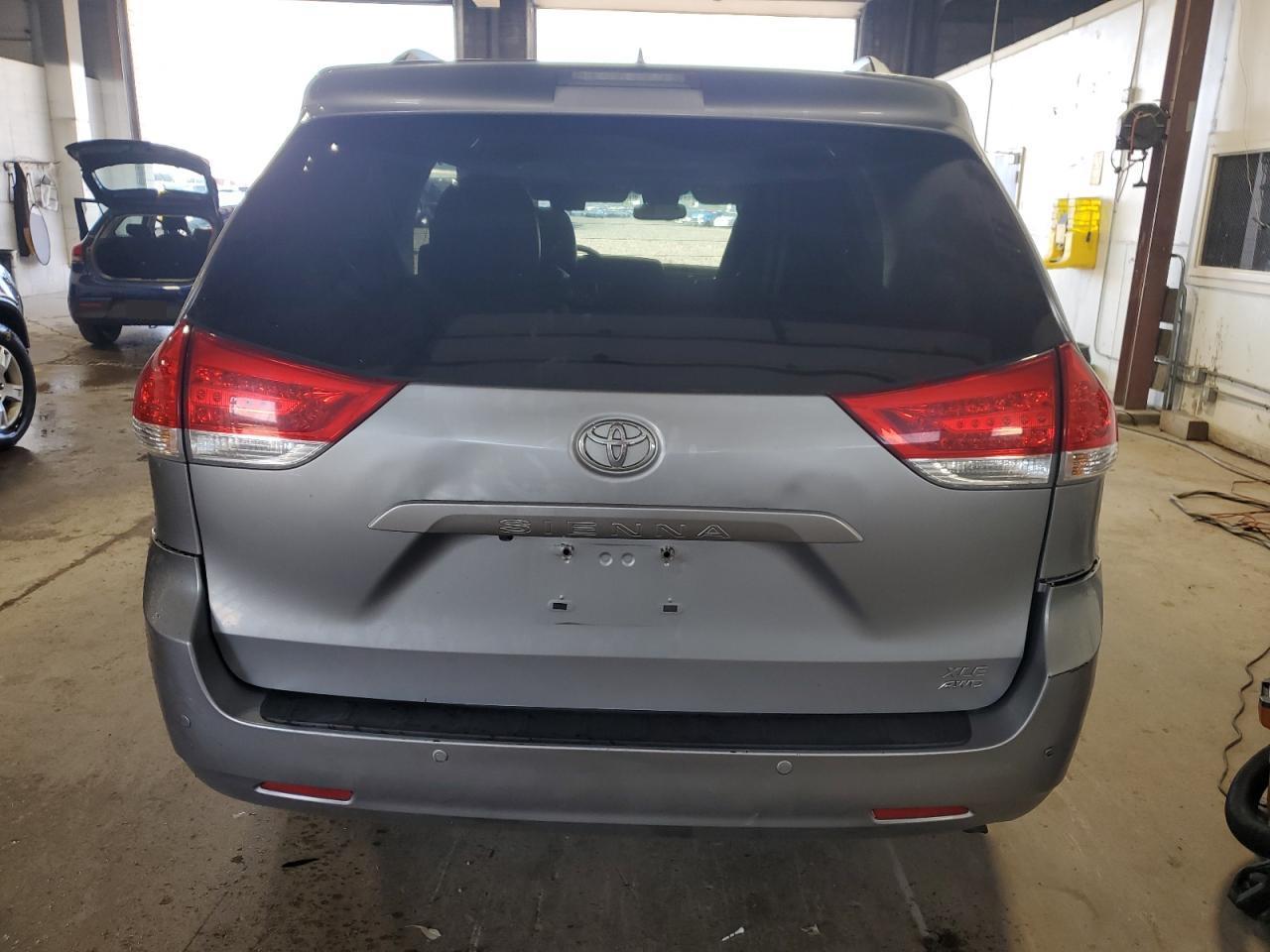 2011 Toyota Sienna Xle - Фото 6
