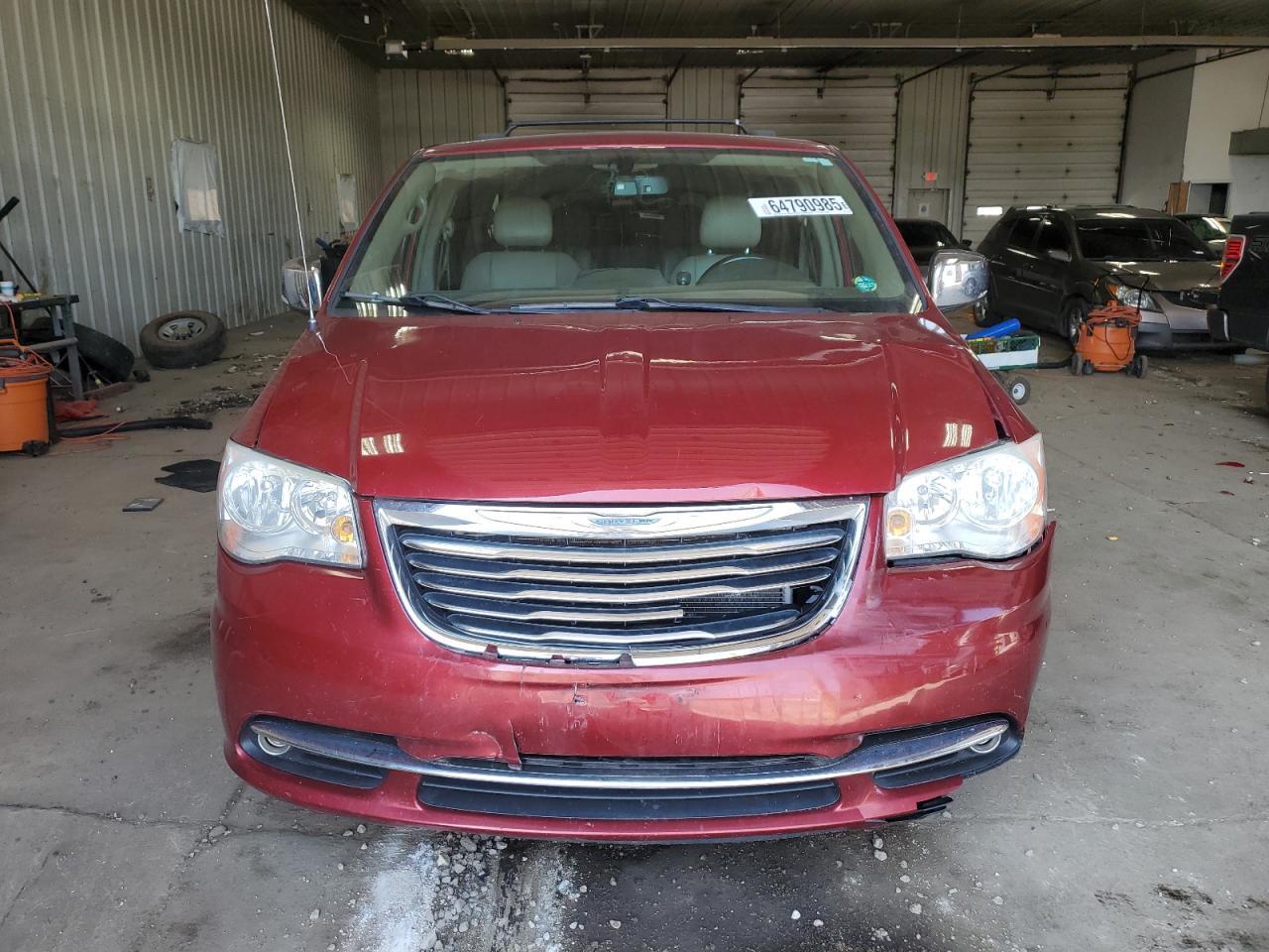 2011 Chrysler Town & Country Touring L - Фото 5