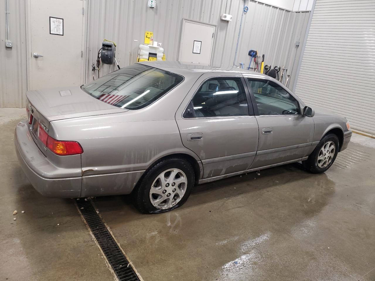 2000 Toyota Camry Le - Image 3
