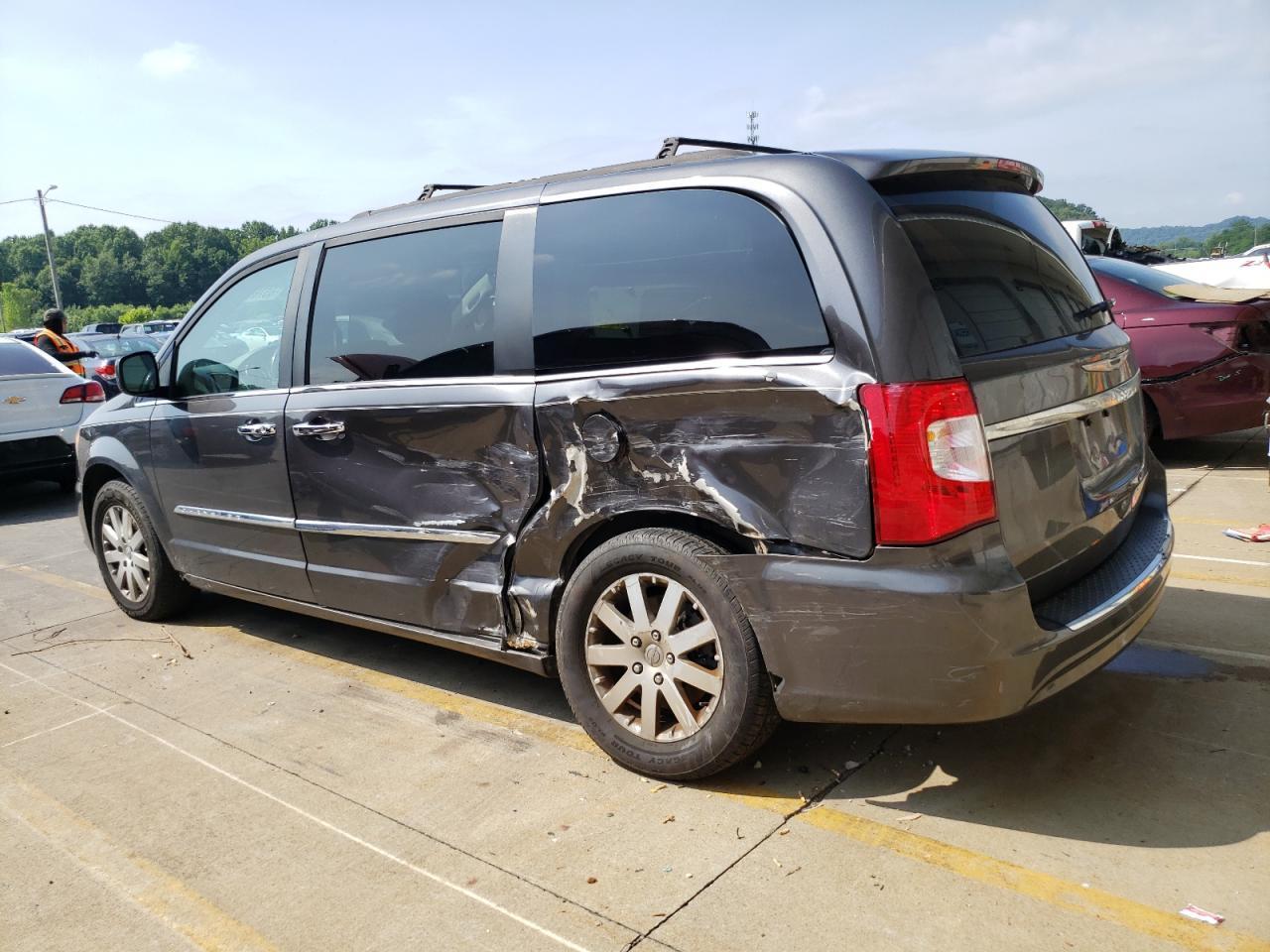 2015 Chrysler Town & Country Touring - Фото 2