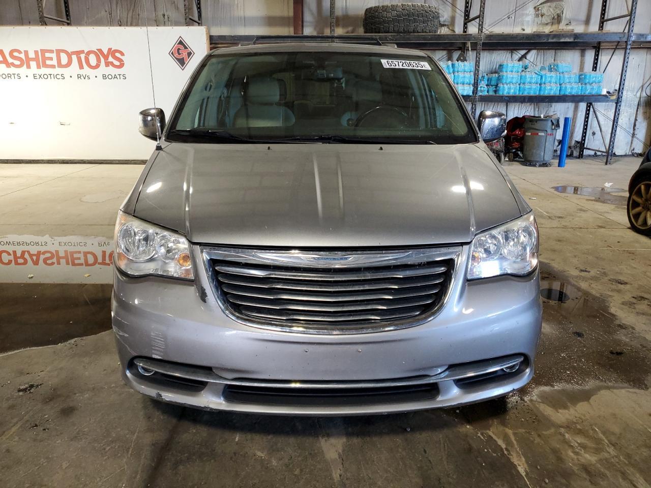 2013 Chrysler Town & Country Touring L - Фото 5