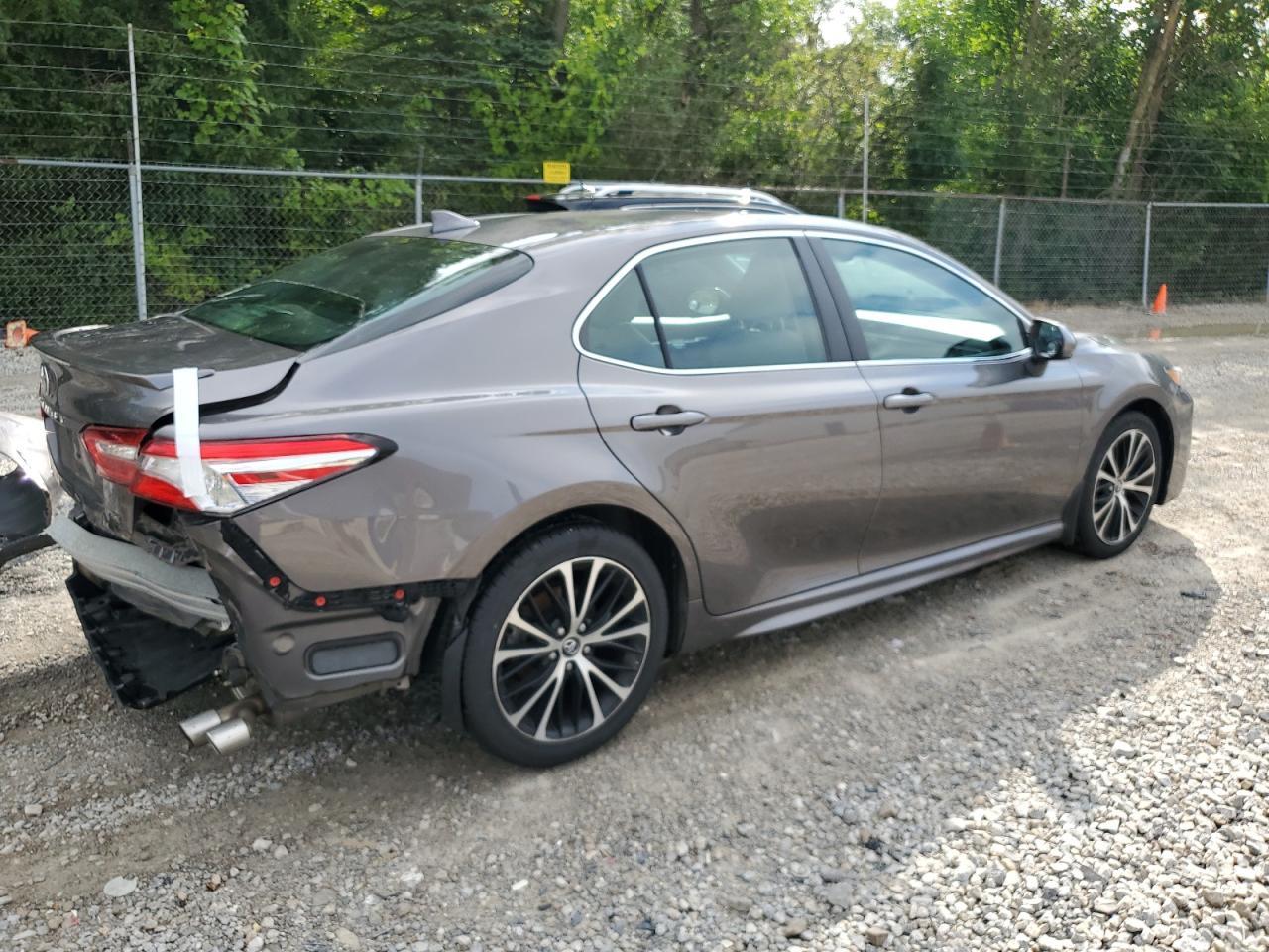 2020 Toyota Camry Se - Image 3