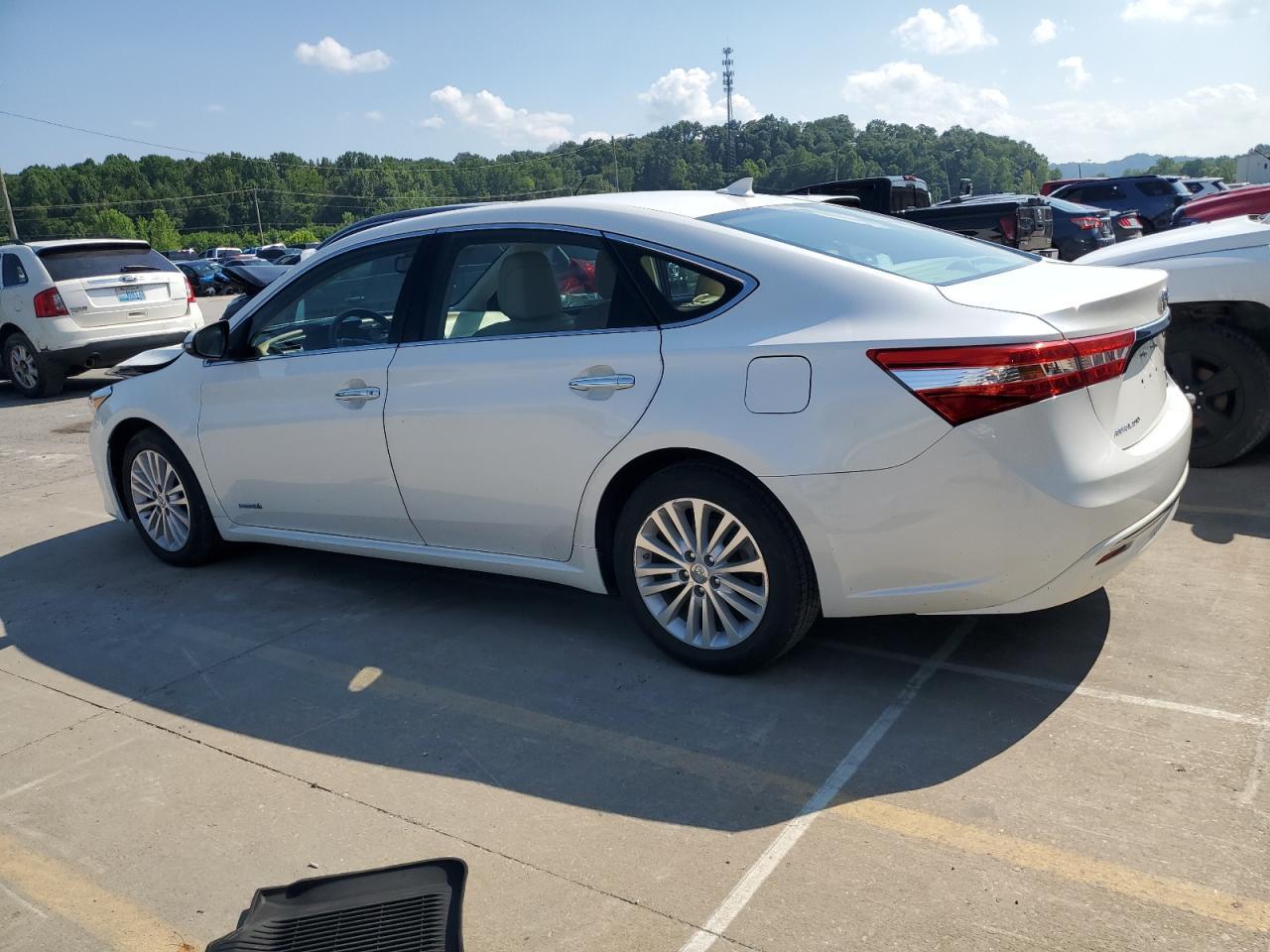 2015 Toyota Avalon Hybrid - Image 2
