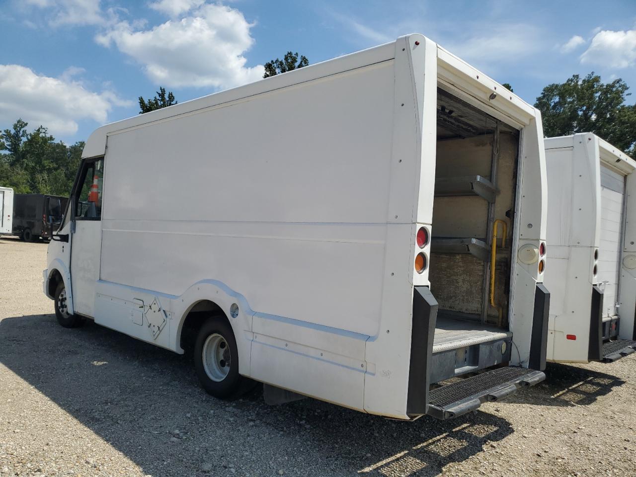 2015 Isuzu Npr - Фото 2