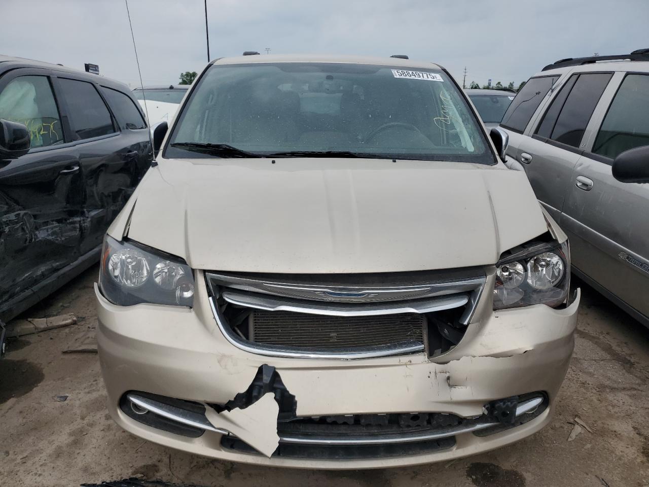 2012 Chrysler Town & Country Touring L - Image 5