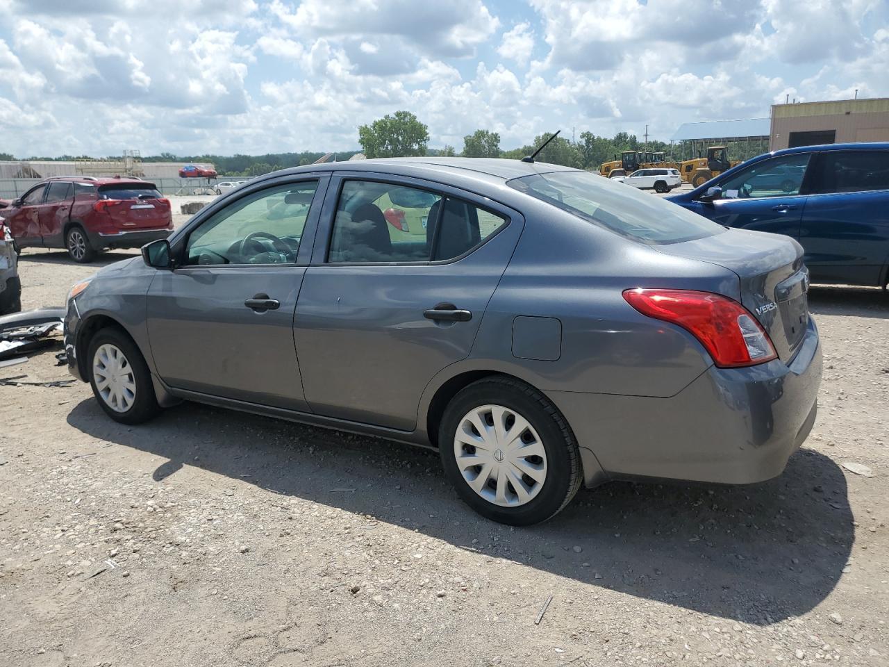2017 Nissan Versa S - Фото 2