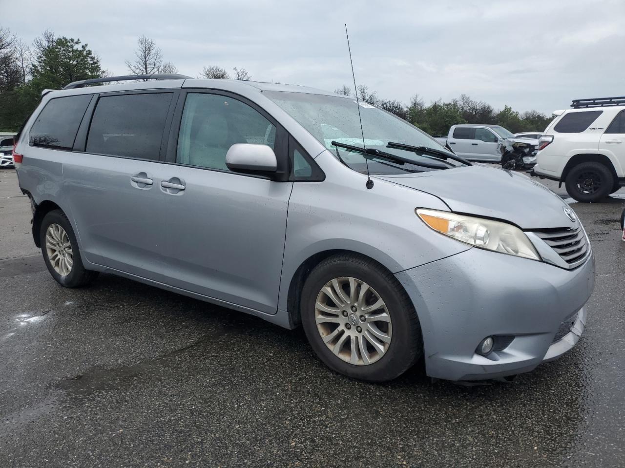 2013 Toyota Sienna Xle - Фото 4