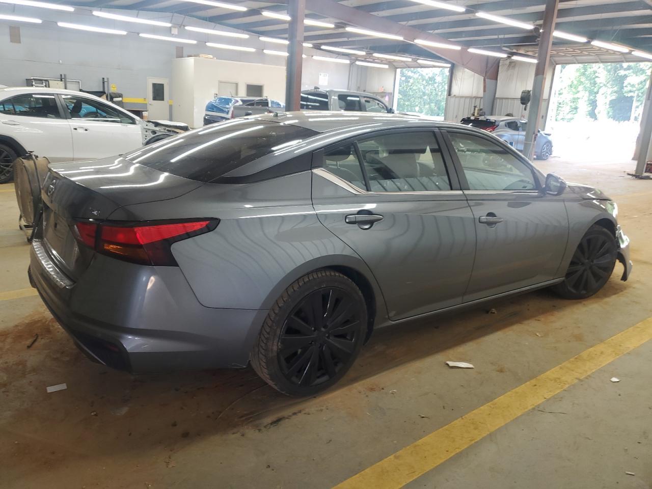 2022 Nissan Altima Sr - Image 3