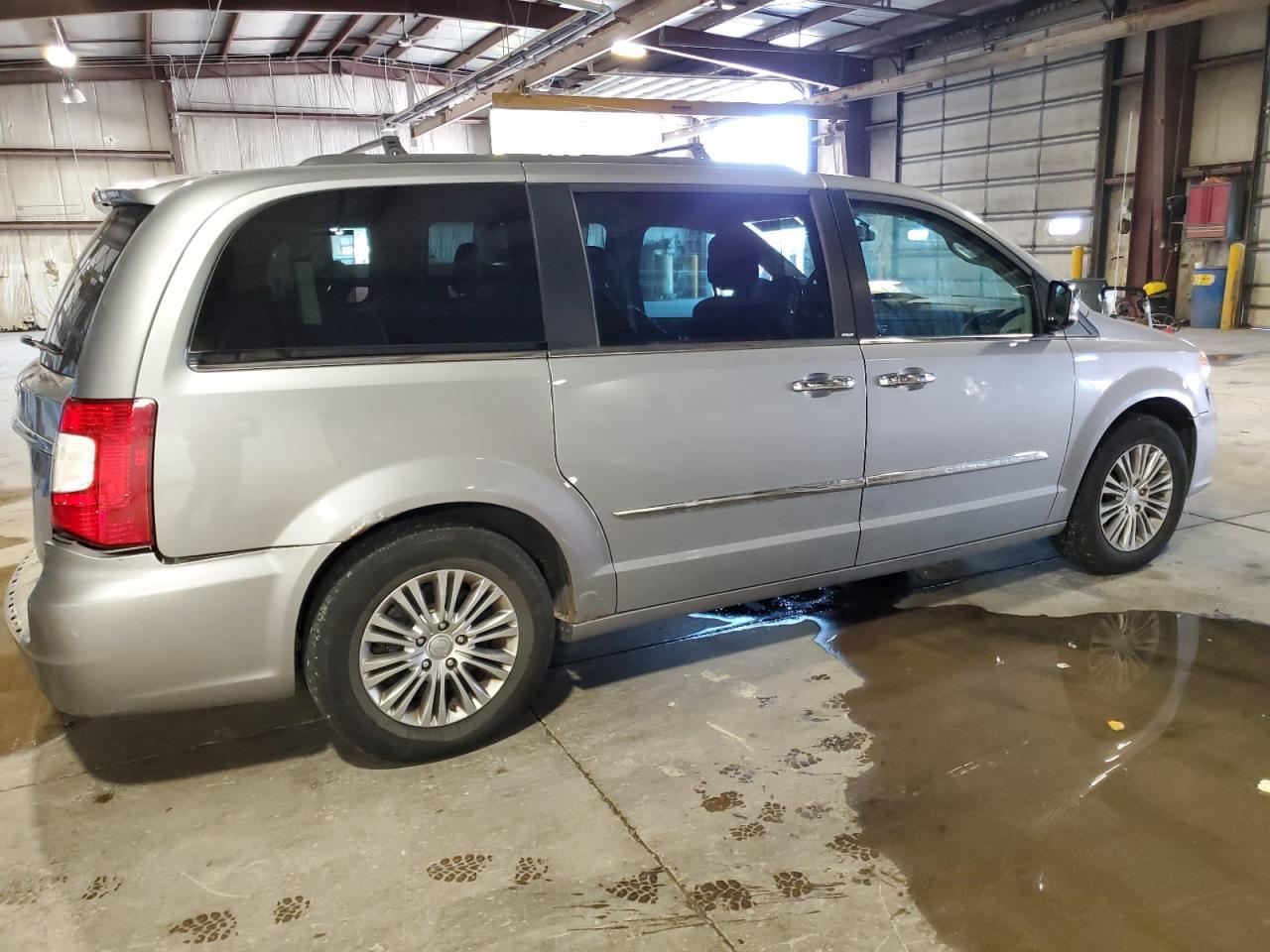 2013 Chrysler Town & Country Touring L - Фото 3