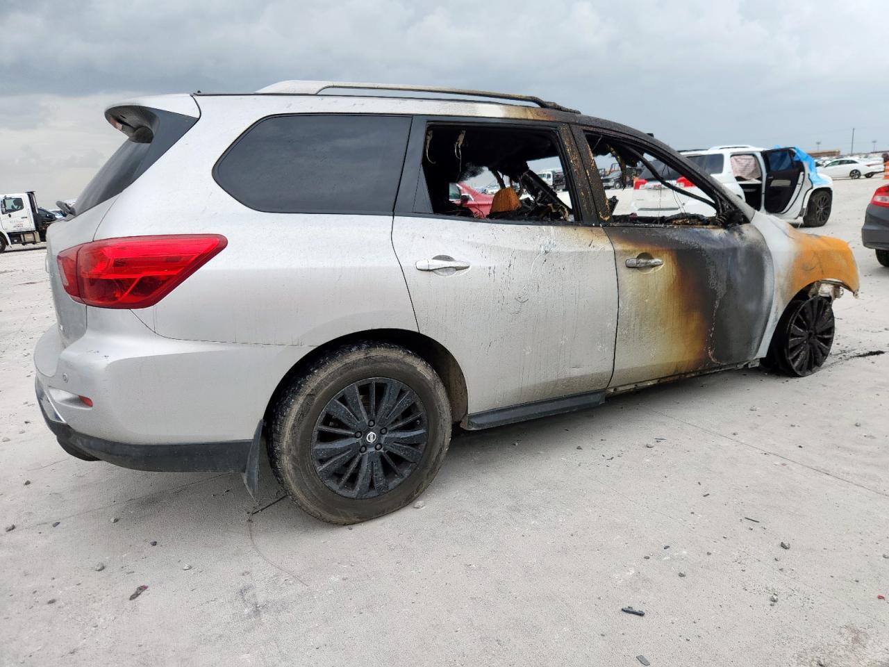 2017 Nissan Pathfinder S - Фото 3