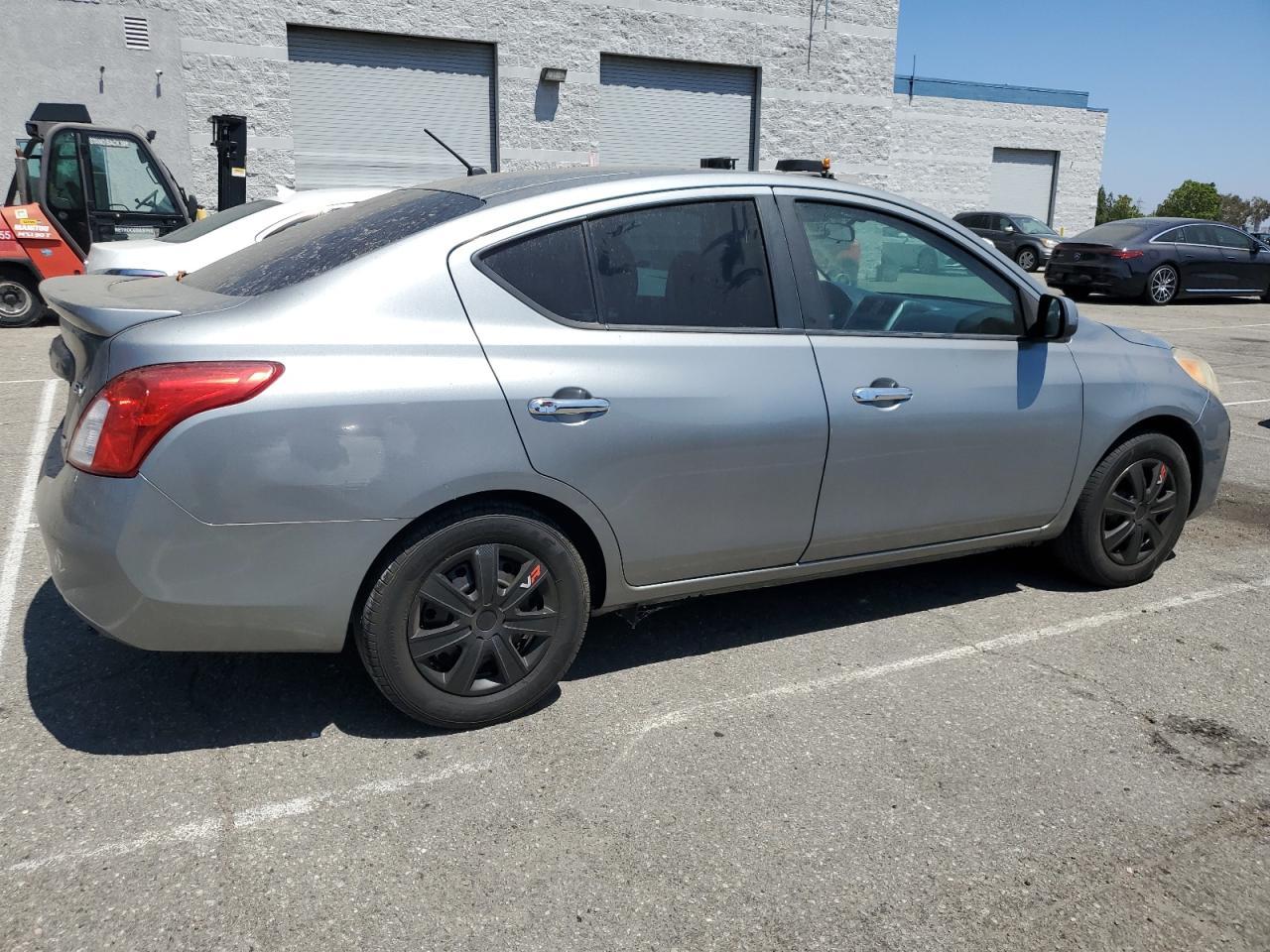 2013 Nissan Versa S - Фото 3