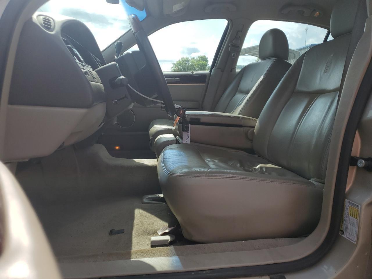 2009 Lincoln Town Car Signature Limited - Image 7
