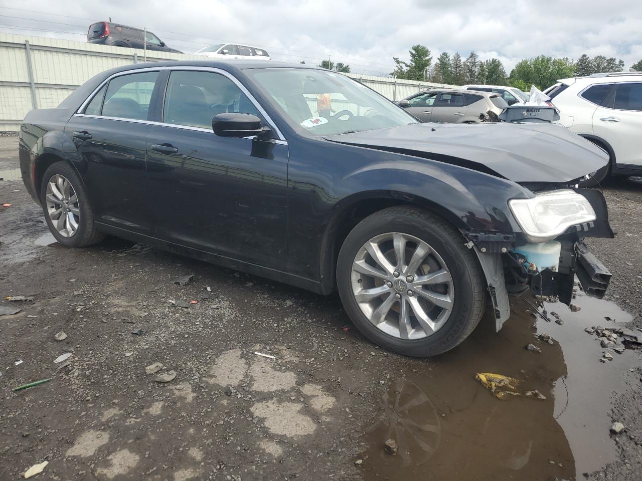 2018 Chrysler 300 Touring - Image 4