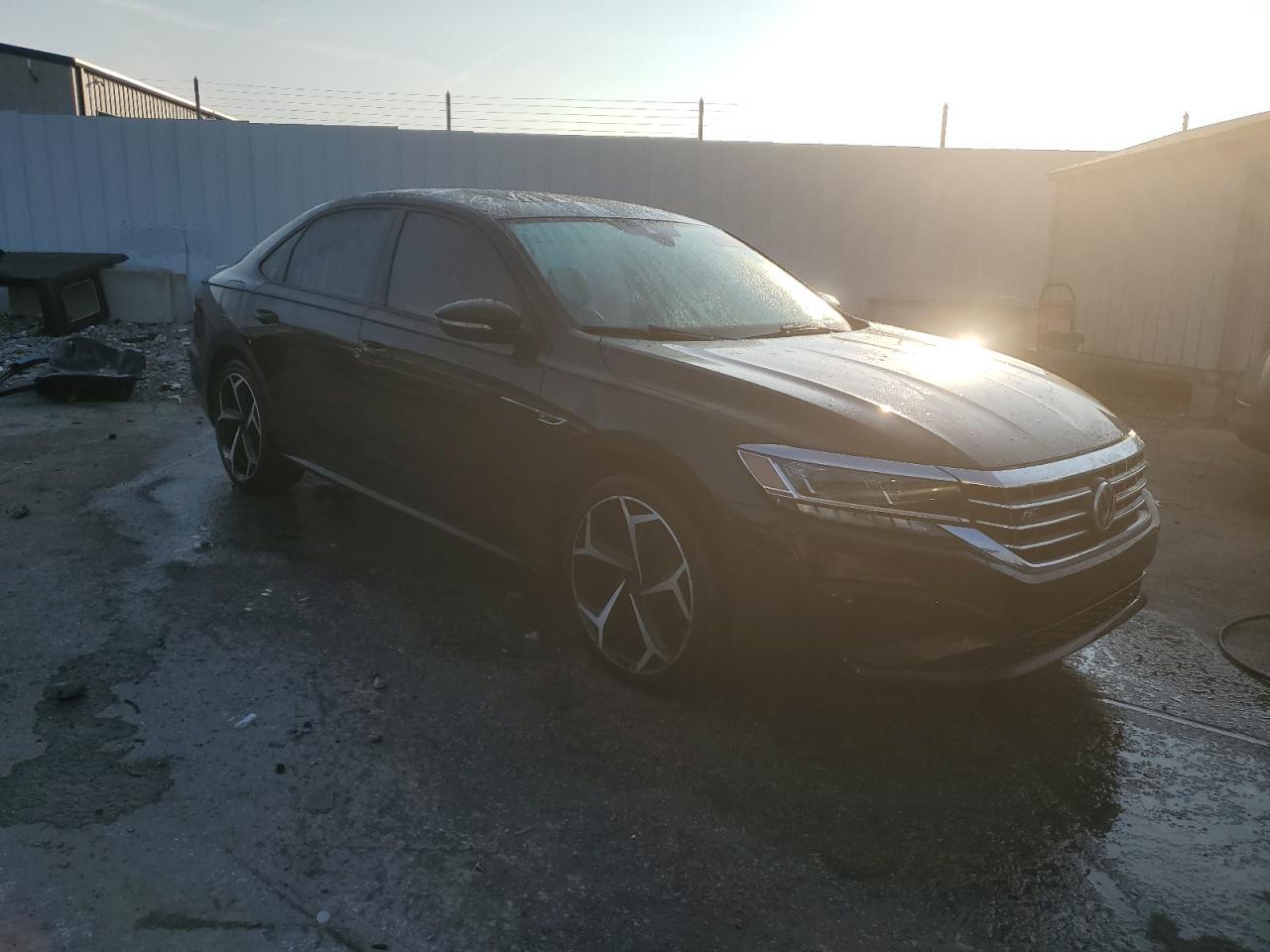 2020 Volkswagen Passat R-Line - Image 4