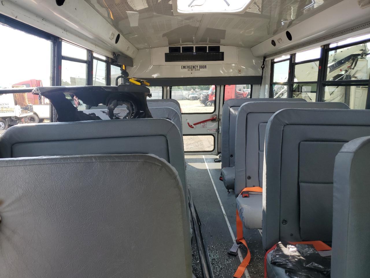2014 Chevrolet Express G4500 - Фото 6