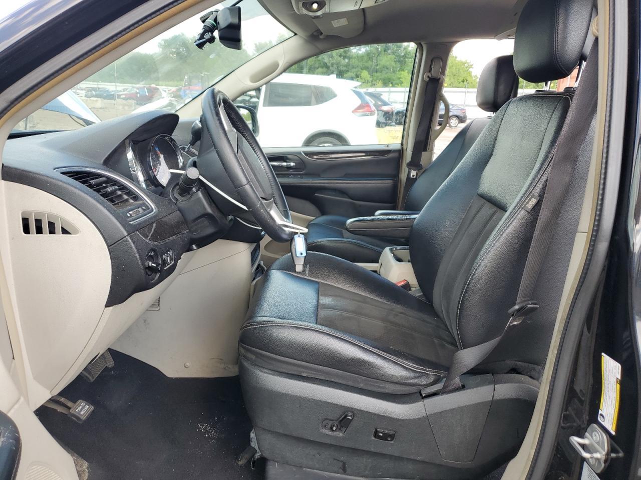 2016 Chrysler Town & Country Touring - Image 7