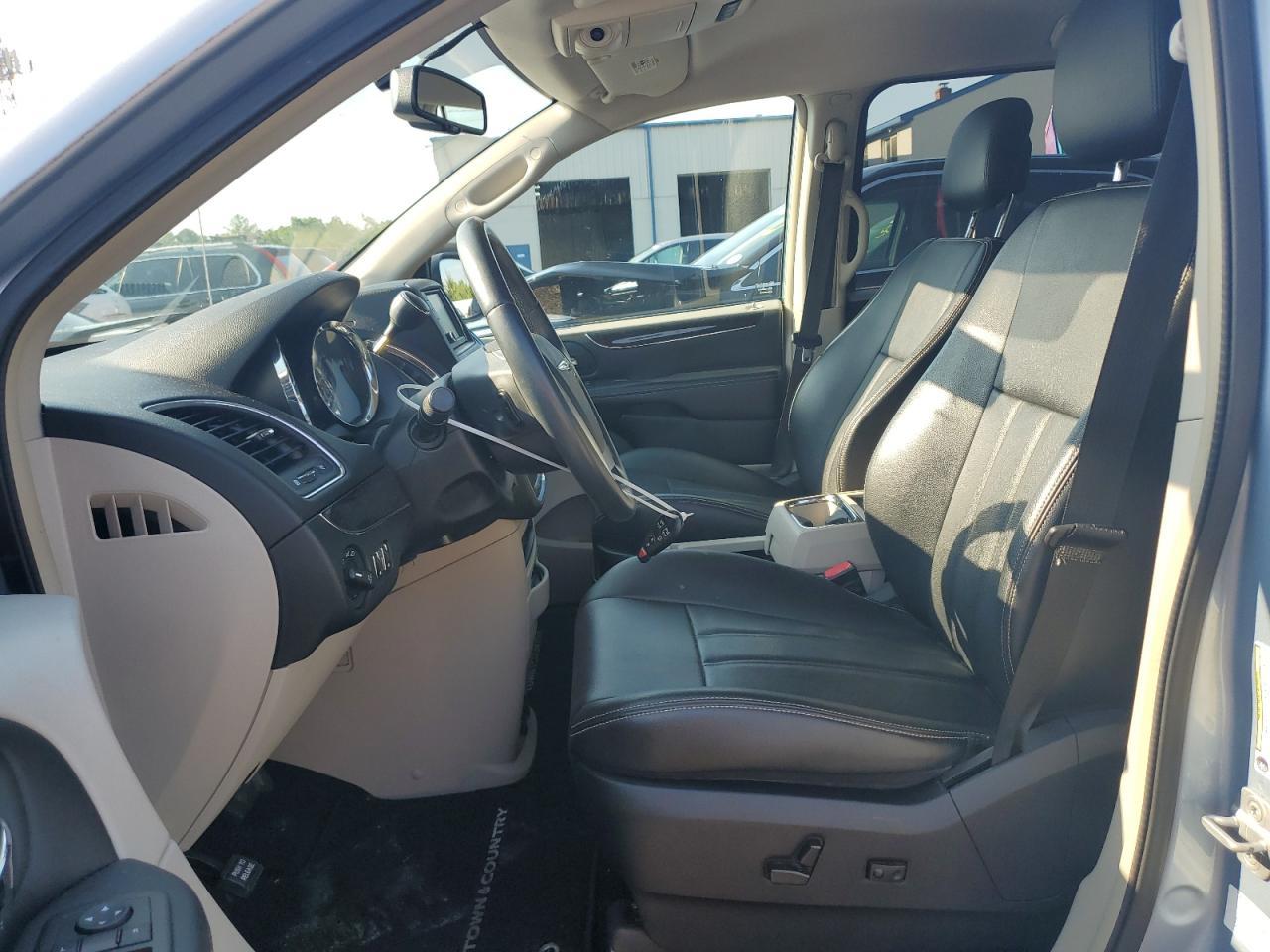 2013 Chrysler Town & Country Touring - Image 7