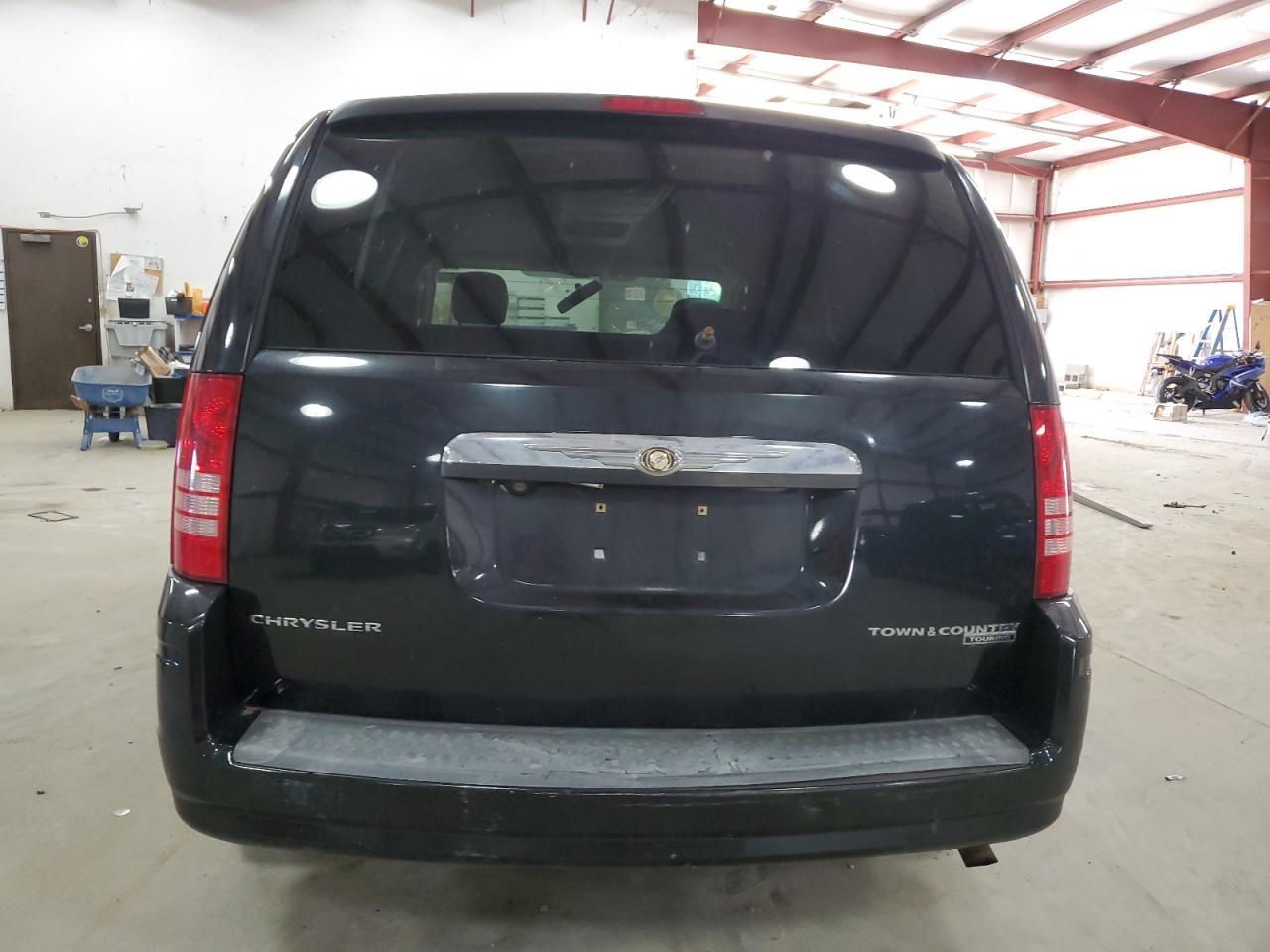 2009 Chrysler Town & Country Touring - Image 6