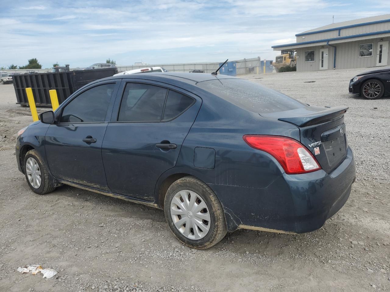 2017 Nissan Versa S - Фото 2