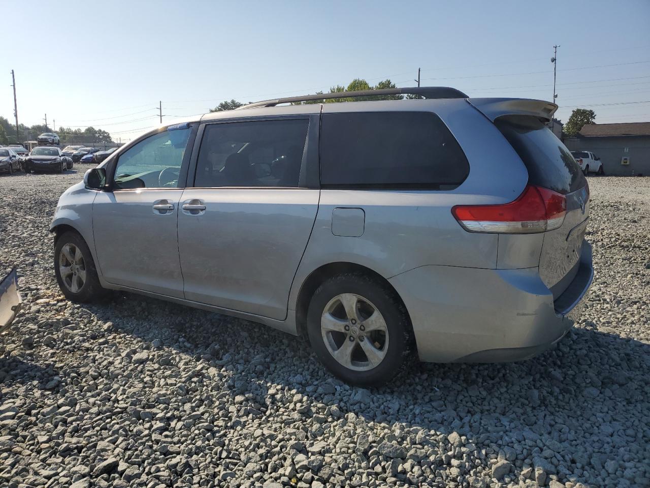 2011 Toyota Sienna Le - Фото 2