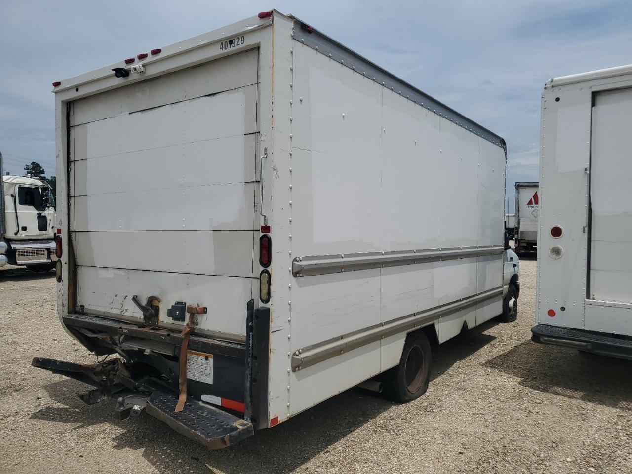 2012 Ford Econoline E350 Super Duty Cutaway Van - Фото 3