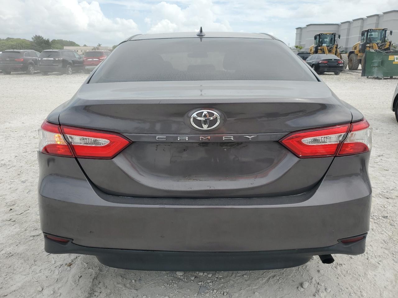 2020 Toyota Camry Le - Фото 6