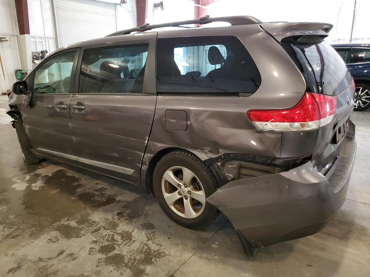 2012 Toyota Sienna Le - Фото 2
