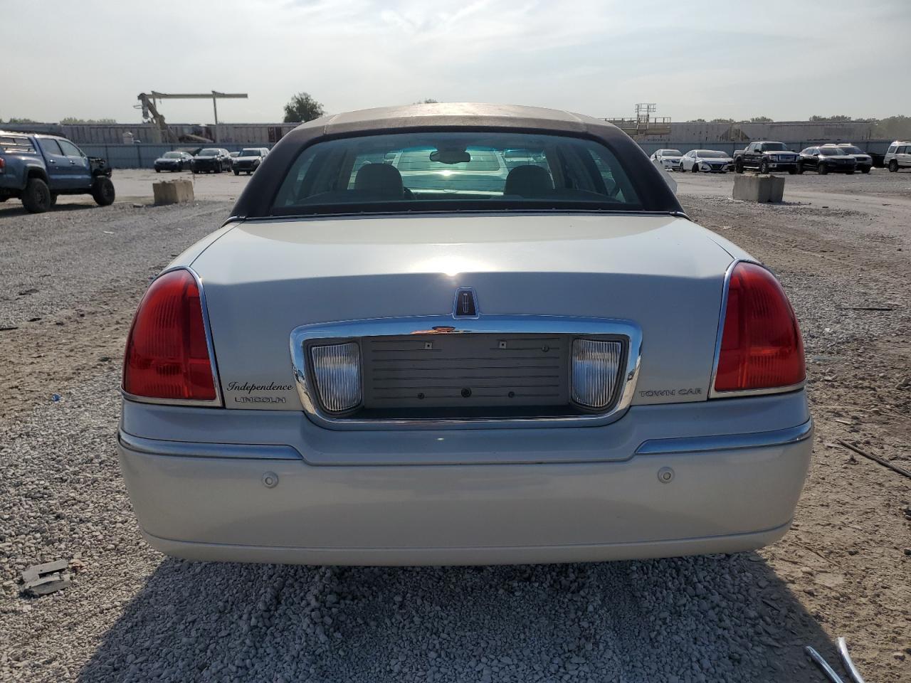 2005 Lincoln Town Car Signature Limited - Фото 6