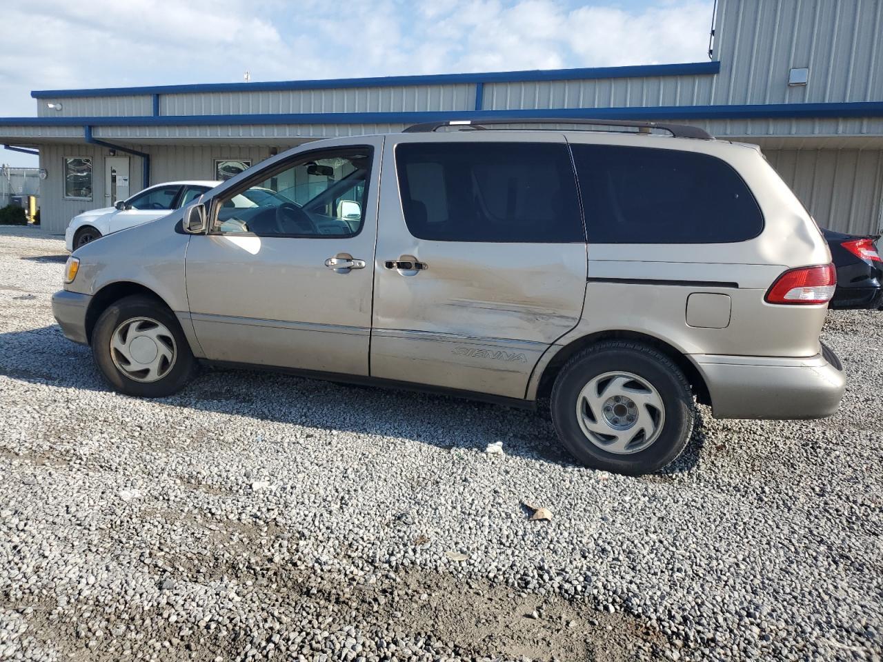 2002 Toyota Sienna Le - Image 2