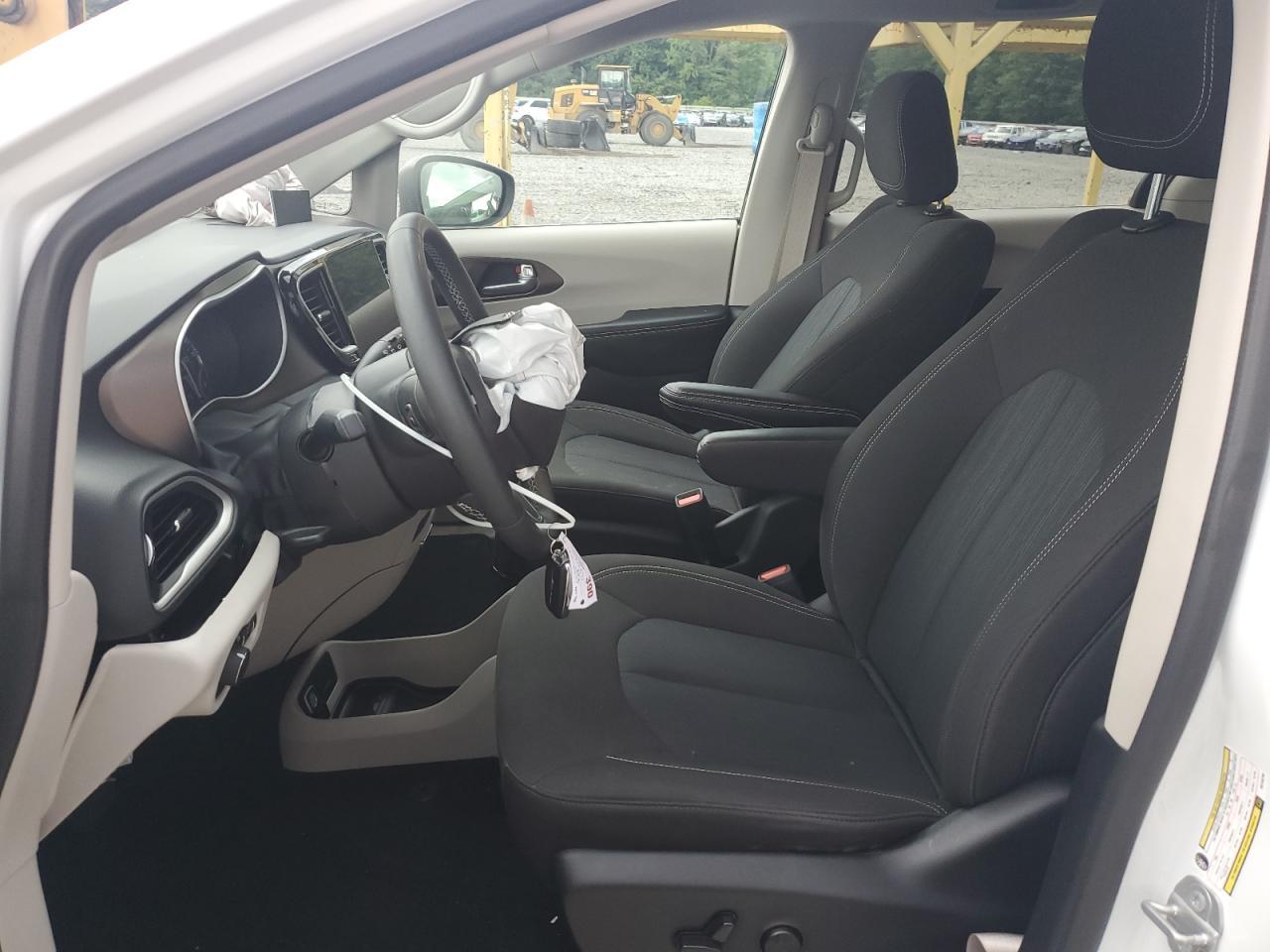 2022 Chrysler Voyager Lx - Фото 7