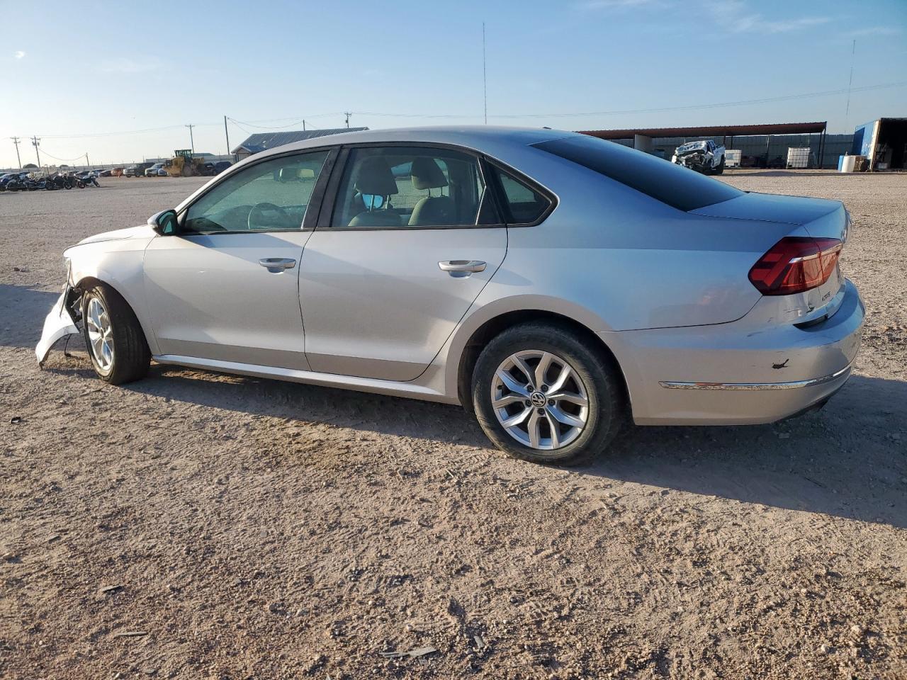 2018 Volkswagen Passat S - Фото 2