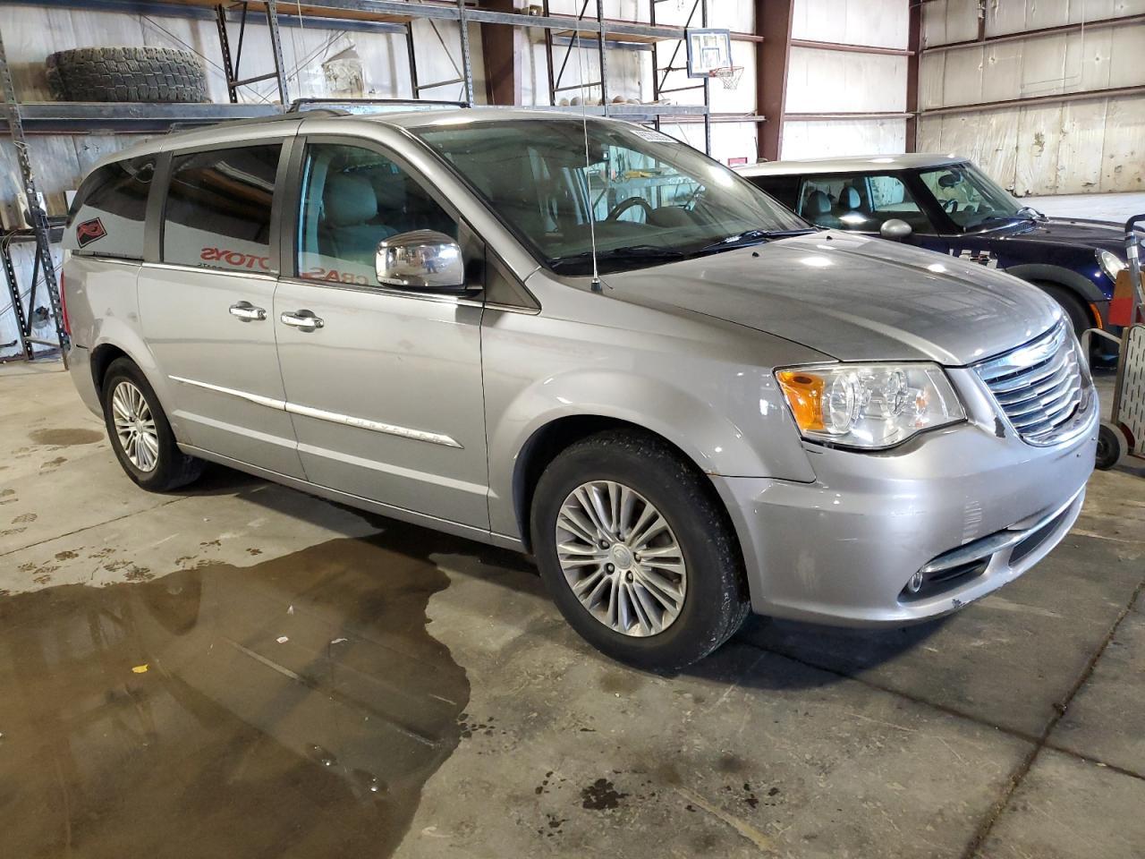 2013 Chrysler Town & Country Touring L - Фото 4