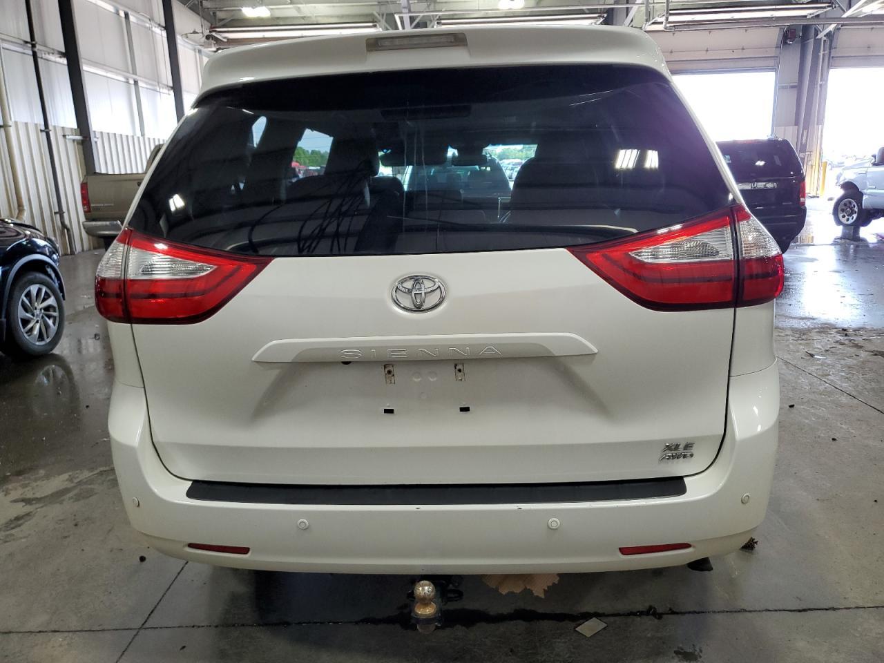2017 Toyota Sienna Xle - Image 6