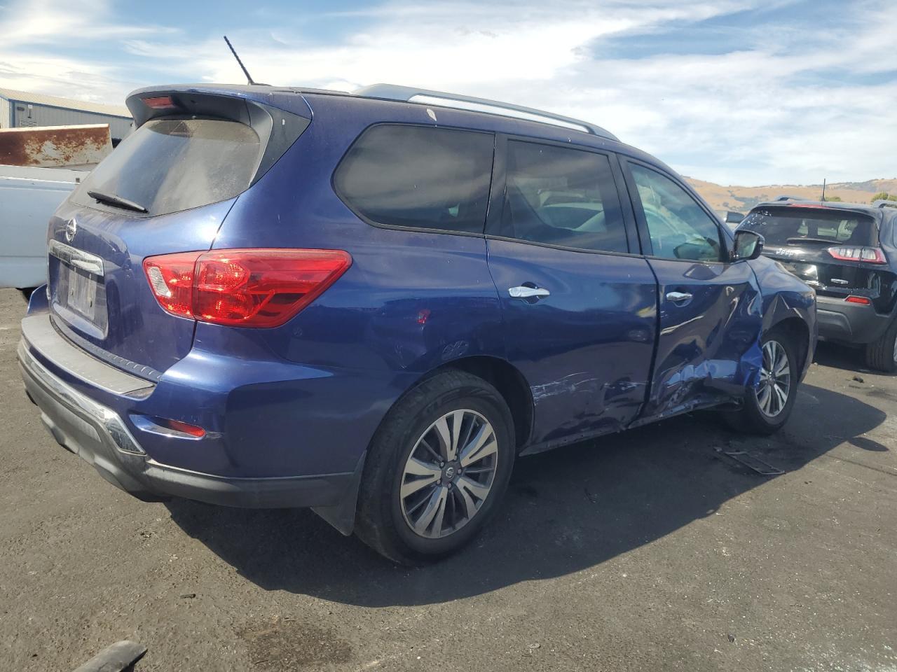 2017 Nissan Pathfinder S - Image 3