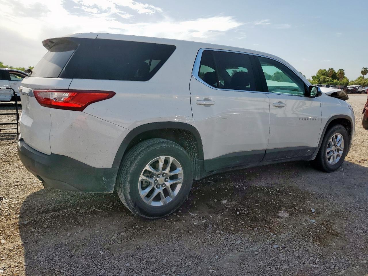 2018 Chevrolet Traverse Ls - Фото 3