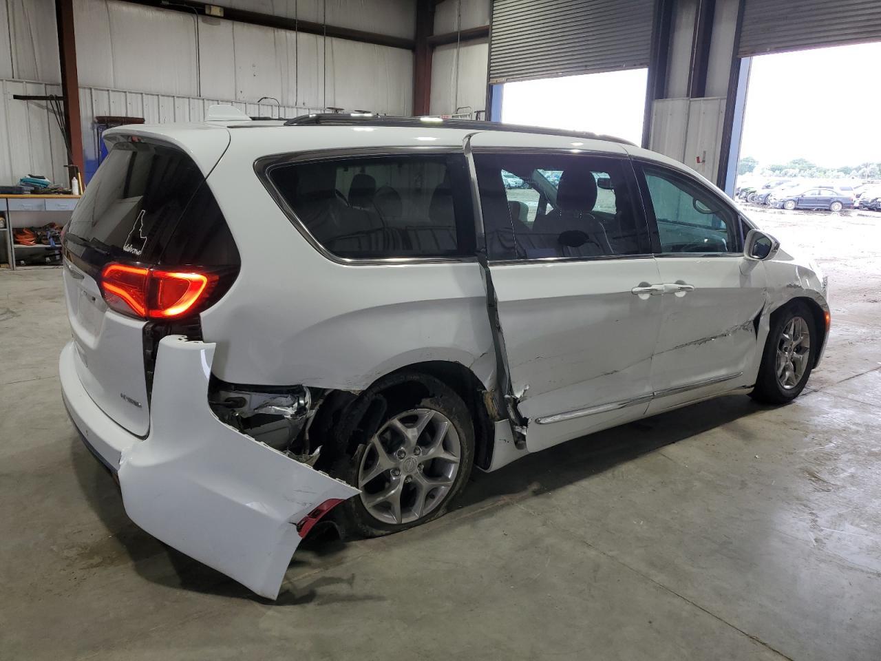 2018 Chrysler Pacifica Limited - Image 3