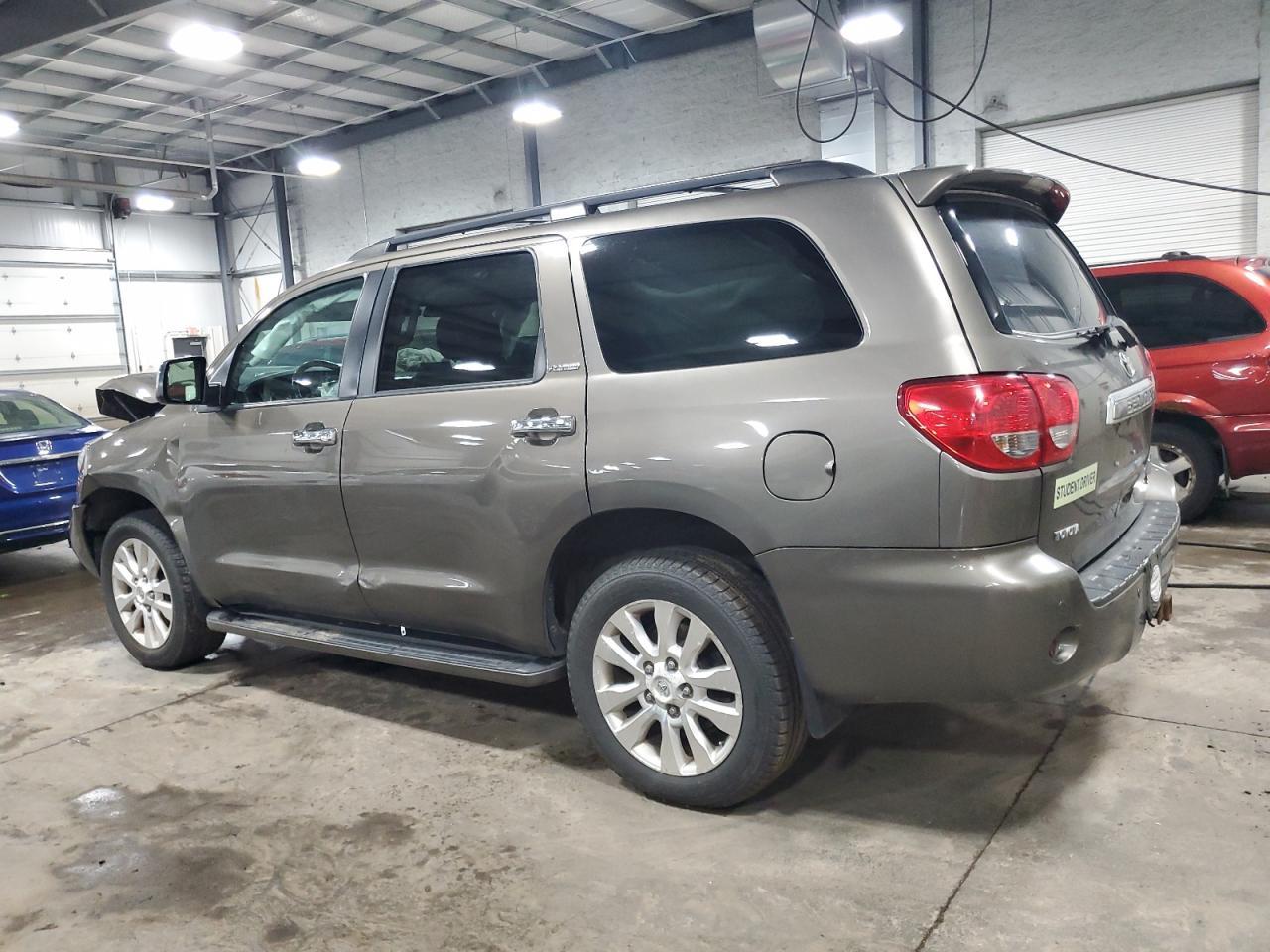 2010 Toyota Sequoia Platinum - Фото 2