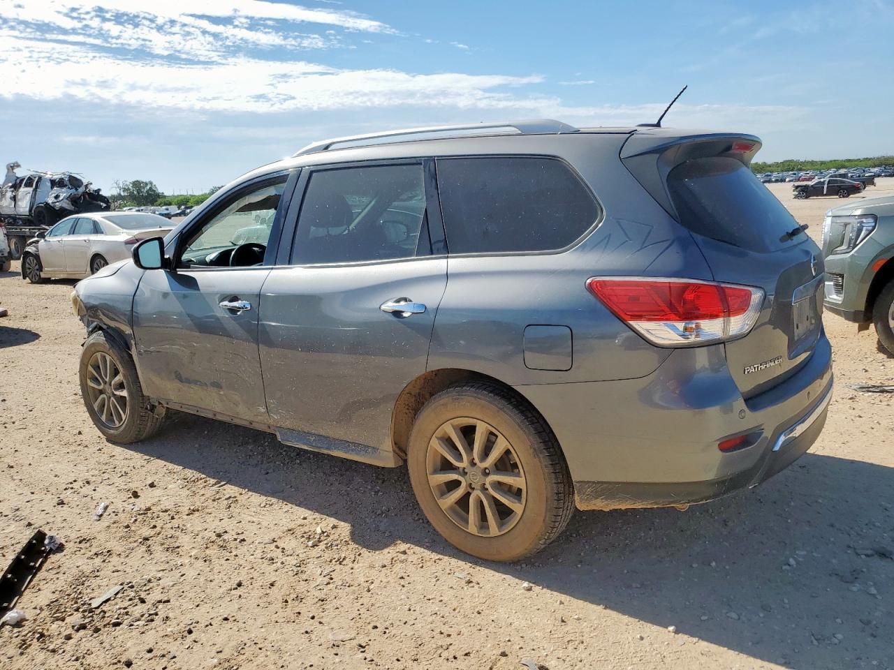 2016 Nissan Pathfinder S - Image 2