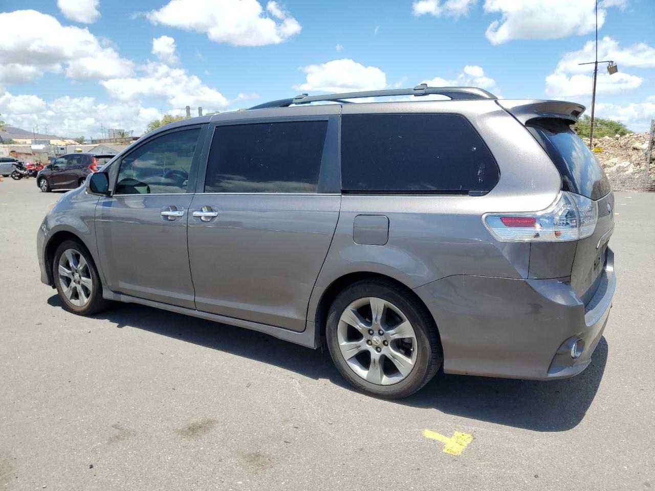 2014 Toyota Sienna Sport - Image 2
