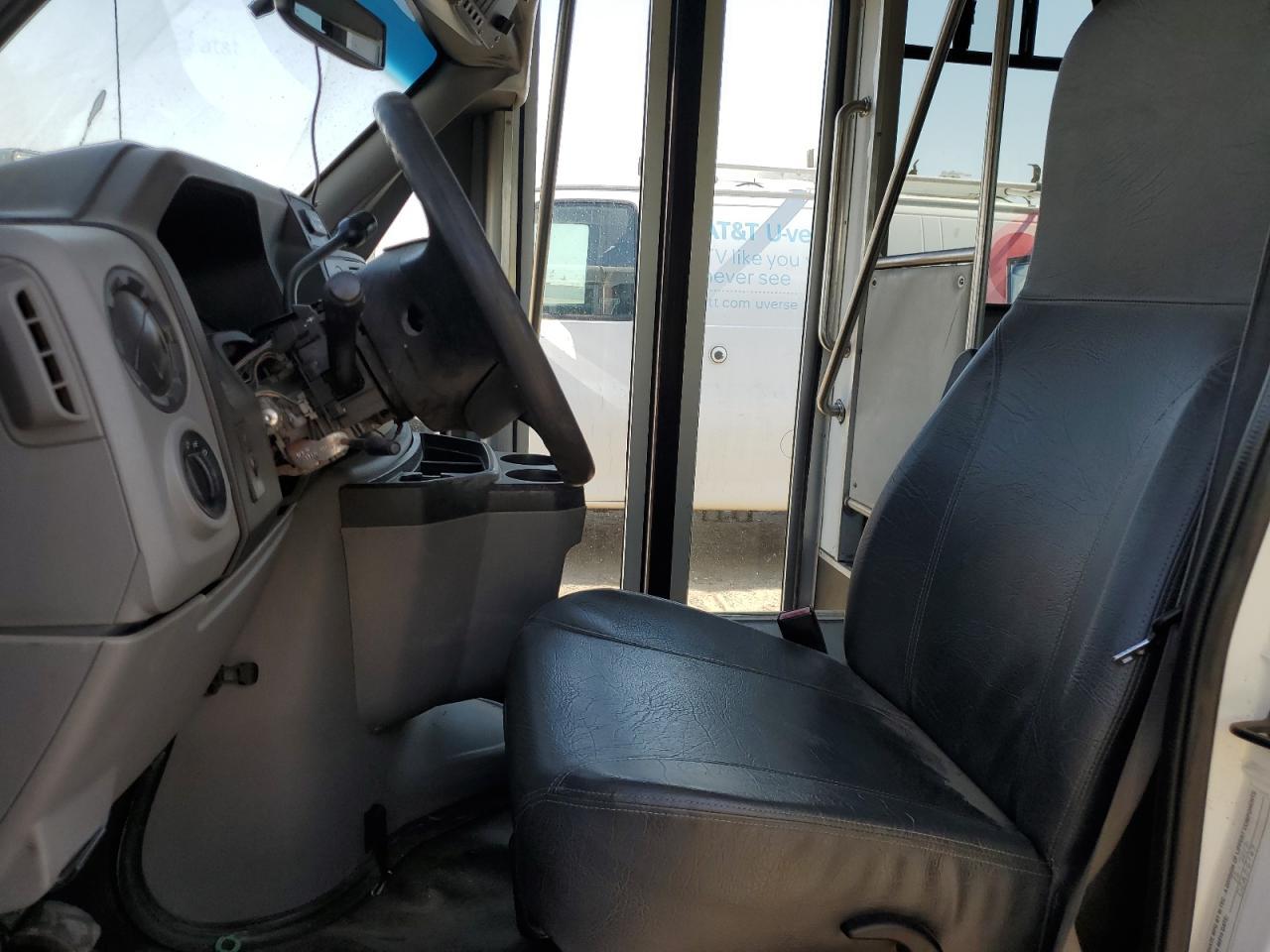 2013 Ford Econoline E450 Super Duty Cutaway Van - Image 7