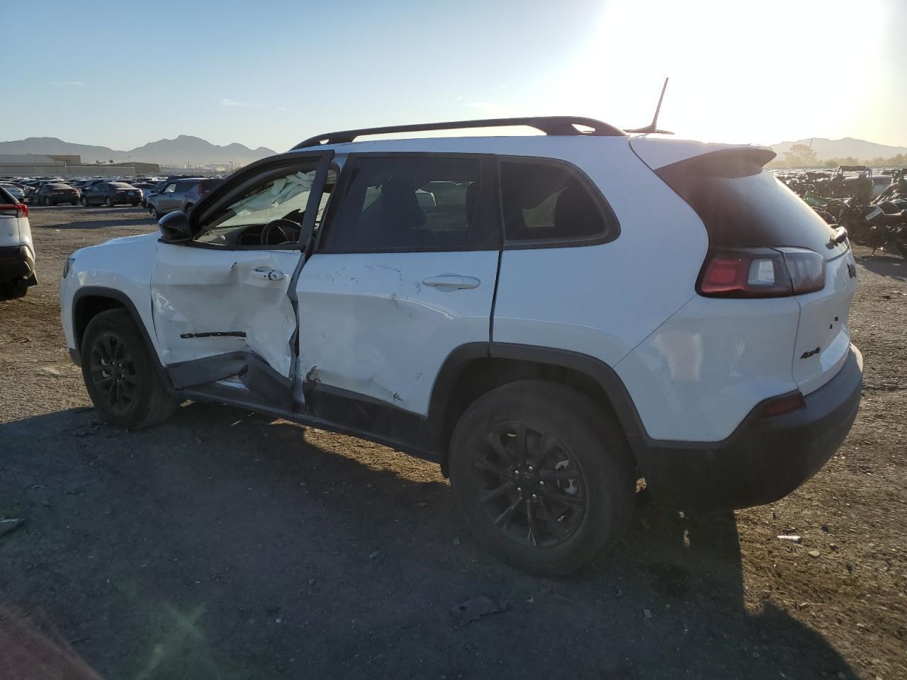 2023 Jeep Cherokee Altitude Lux - Image 2