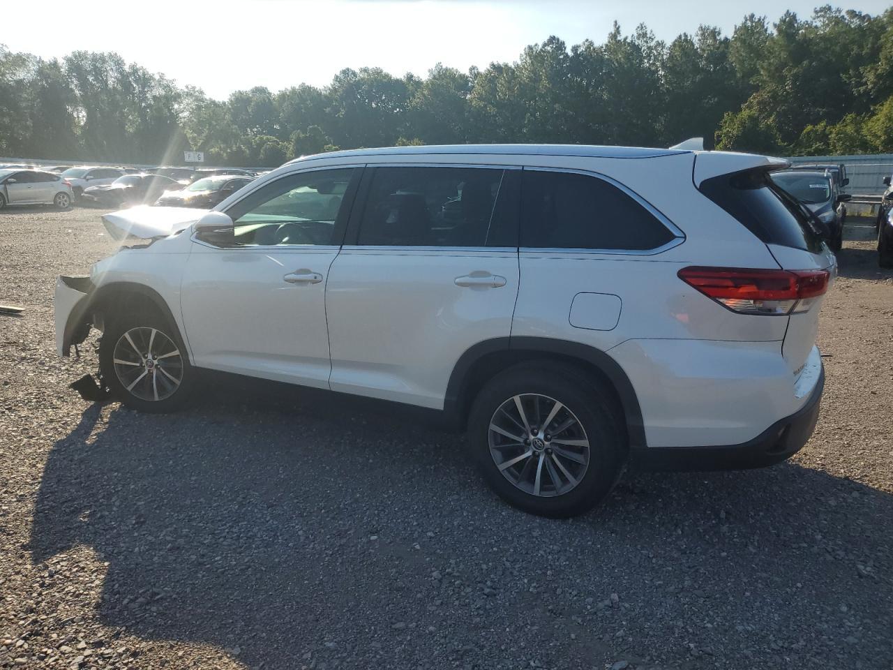 2019 Toyota Highlander Se - Image 2