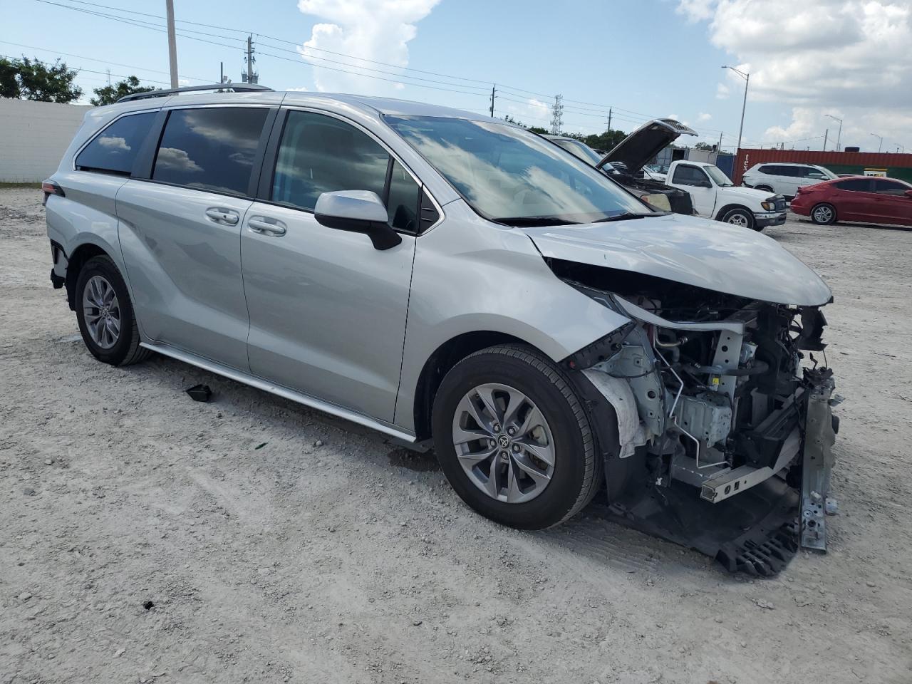 2022 Toyota Sienna Le - Image 4