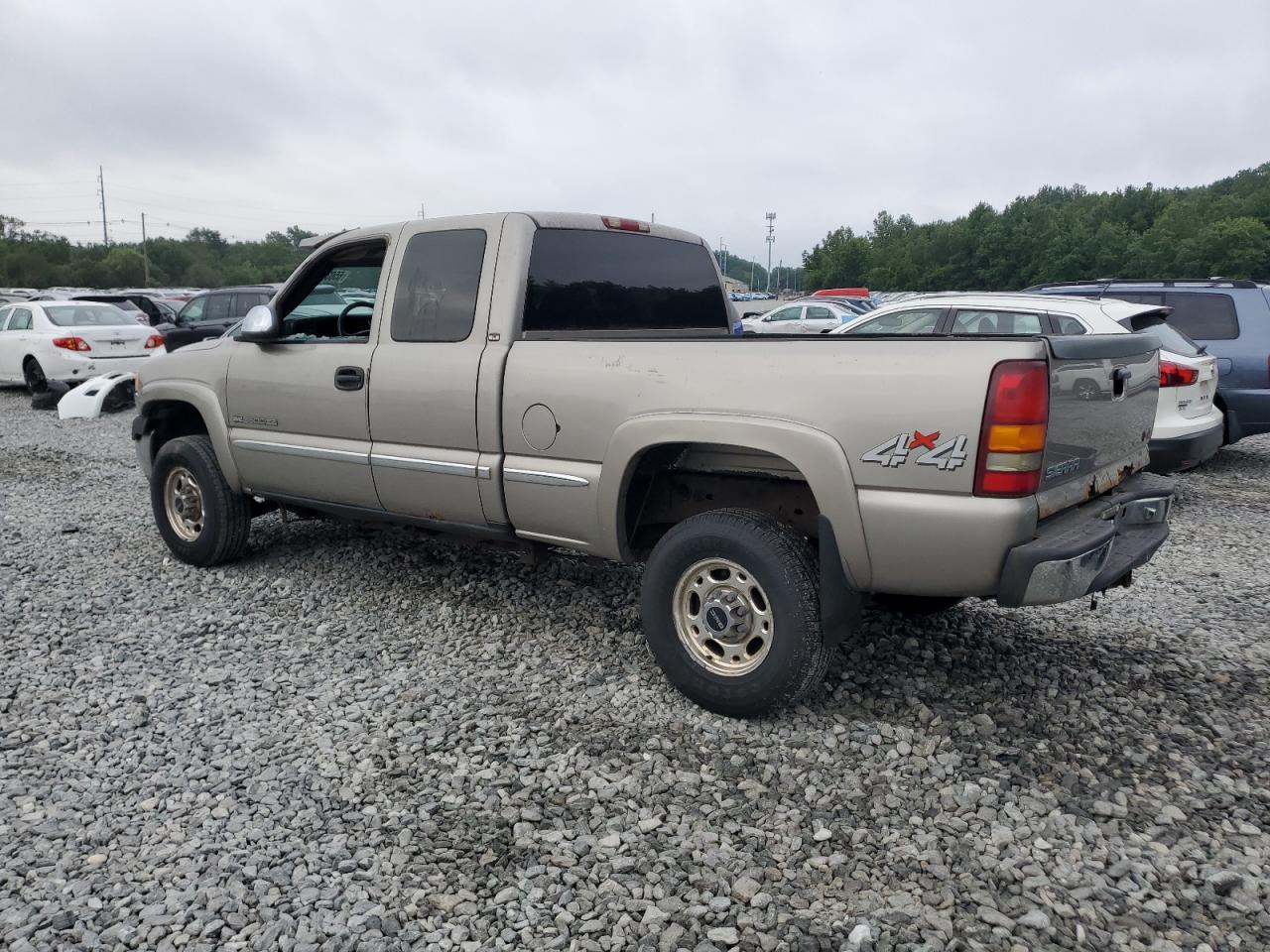2002 GMC Sierra K2500 Heavy Duty - Image 2