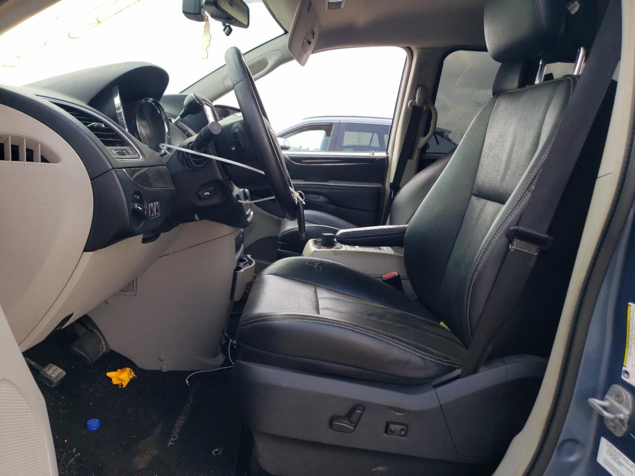 2012 Chrysler Town & Country Touring L - Image 7