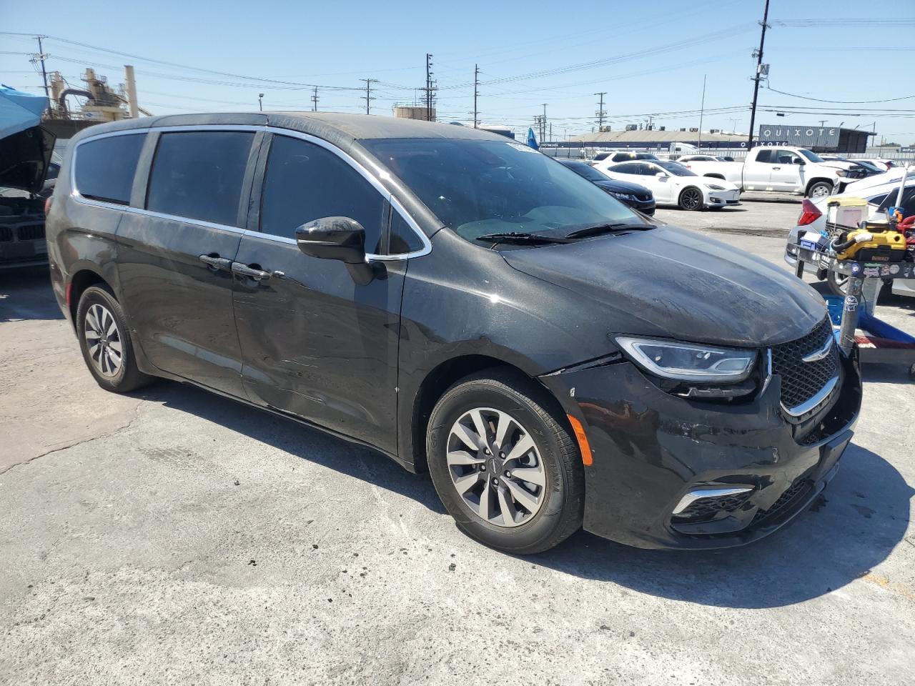 2023 Chrysler Pacifica Hybrid Touring L - Image 4