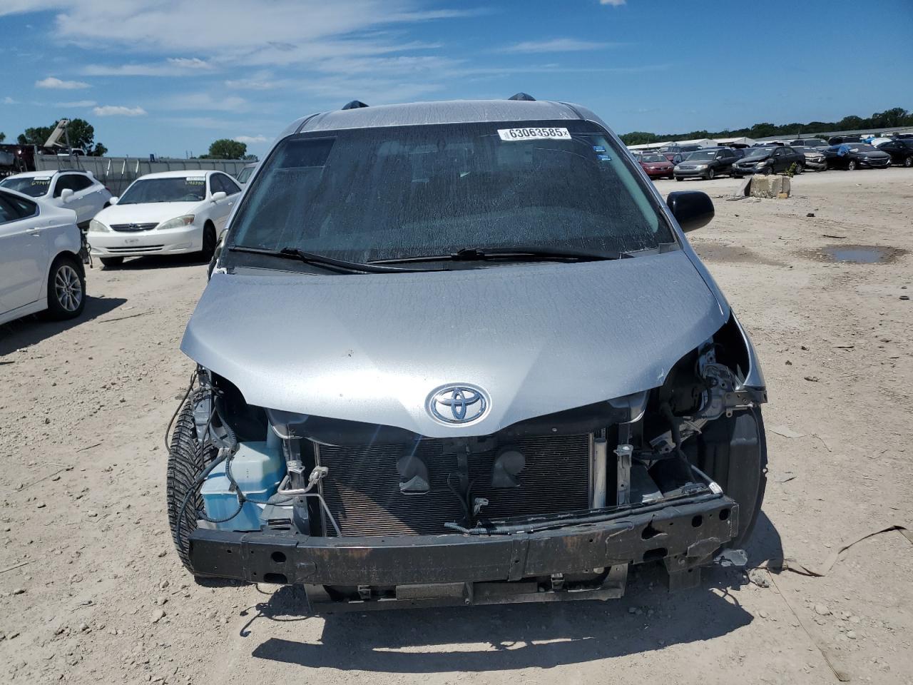 2016 Toyota Sienna Le - Image 5